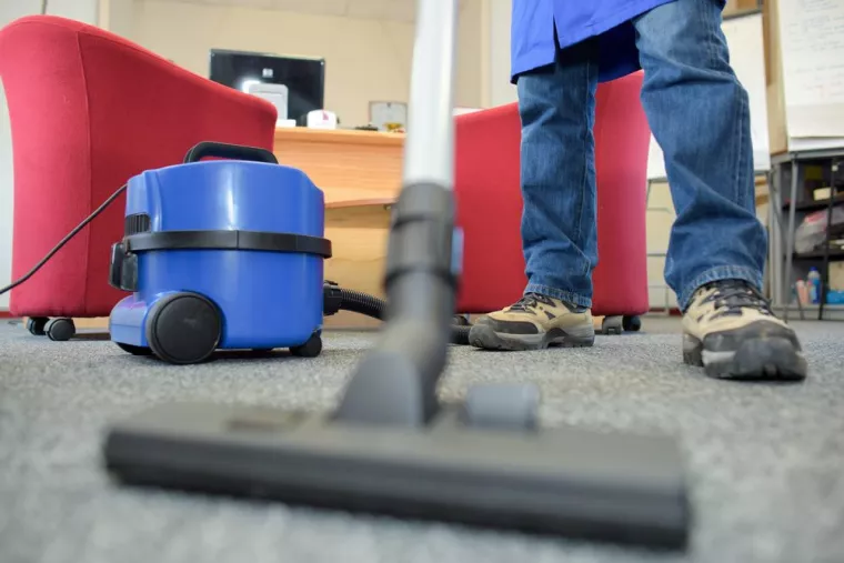 Effectuer un nettoyage professionnel après départ de vacanciers d'un logement, Le Lavandou, LB Conciergerie
